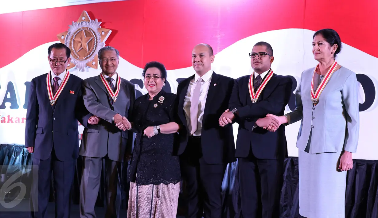 Pendiri Yayasan Pendidikan Soekarno (YPS), Rachmawati Soekarnoputri berjabat tangan dengan Mantan PM Malaysia Mahatir Mohamad (kedua kiri) usai penyerahan Anugerah Tanda Kehormatan Star of Soekarno di Jakarta, Minggu (27/9). (Liputan6.com/Herman Zakharia)