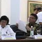 Menteri Agraria dan Tata Ruang (ATR) Sofyan Djalil, Menteri LHK Siti Nurbaya Bakar dan Mendagri Tjahjo Kumolo menghadiri rapat terbatas yang membahas penghapusan penggunaan merkuri di Kantor Presiden, Jakarta, Kamis (9/3). (Liputan6.com/Angga Yuniar)