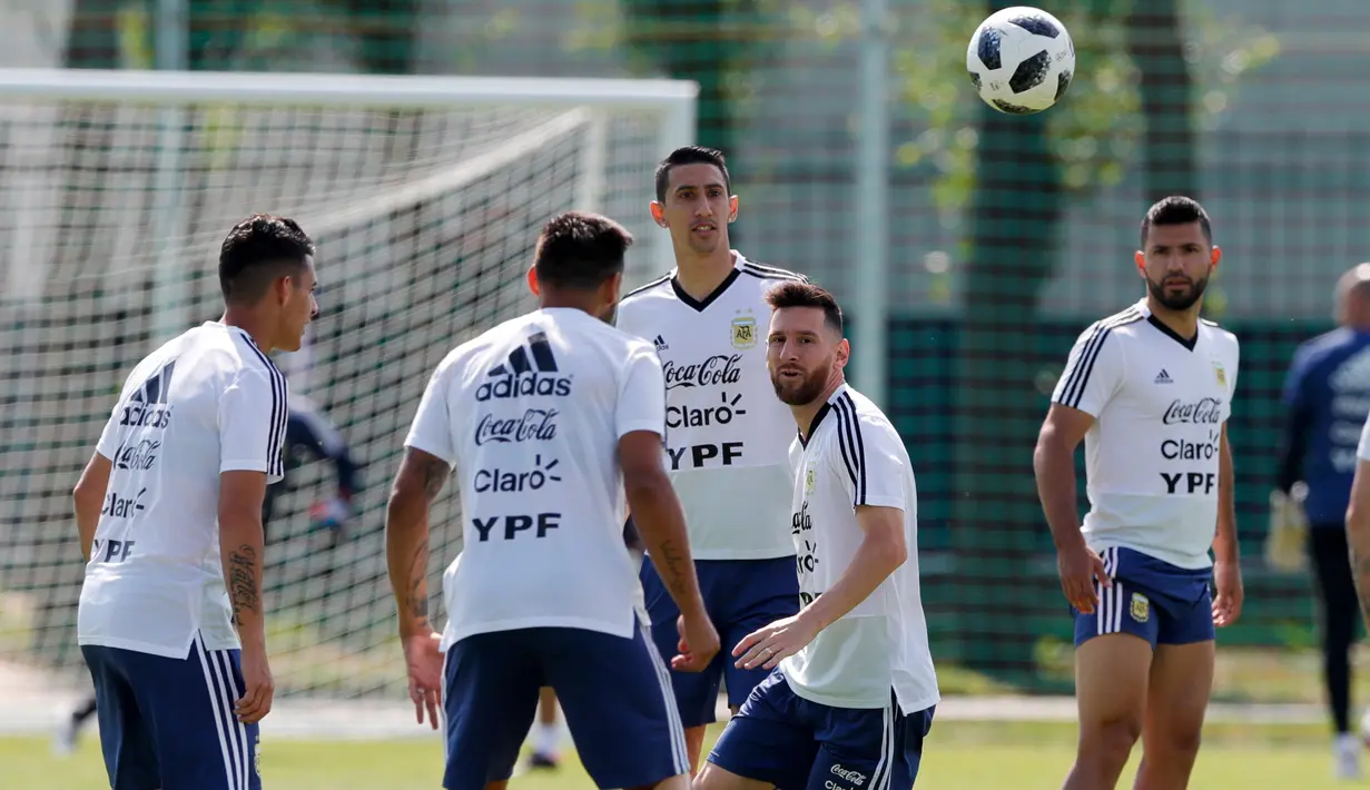 Pemain Argentina, Lionel Messi (tengah) bersama  Angel Di Maria, Sergio Aguero dan rekan setimnya berlatih jelang menghadapi Prancis pada 16 besar Piala Dunia 2018 di Bronnitsy, Rusia, Jumat (29/6). (AP Photo/Ricardo Mazalan)