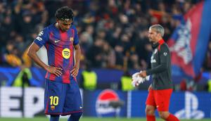 Pemain Barcelona, Lamine Yamal, tertunduk lesu setelah ditaklukkan Atletico Madrid pada leg pertama perempat final Liga Champions 2025/2026 di Stadion Camp Nou, Kamis (9/4/2026). (AP Photo/Joan Monfort)