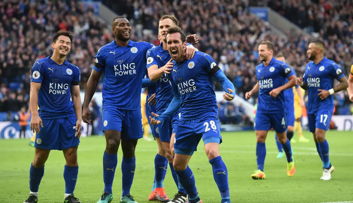 Para pemain Leicester City, merayakan gol Christian Fuchs saat melawan Crystal Palace pada lanjutan Premier League di King Power Stadium, Sabtu (22/10/2016). Leicester City menang 3-1. (Action Images via Reuters/Alan Walter)