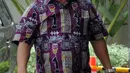 Petugas Pemeriksa Pajak Wilayah Maluku-Papua, Sulimin Ratmin (batik) digiring petugas setibanya di gedung KPK, Jakarta, Kamis (4/10). Sulimin Ratmin terjaring OTT KPK di Ambon dan Papua terkait dengan pengurangan pembayaran pajak (Merdeka.com/Dwi Narwoko)