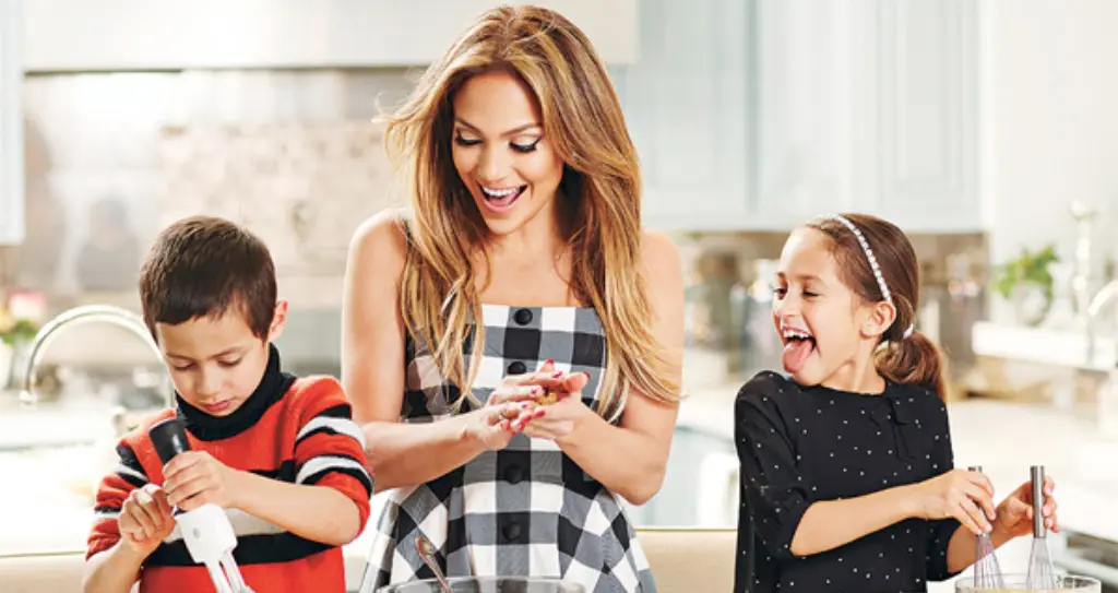 Jennifer Lopez bersama Max dan Emme [foto: people].