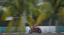 Francesco Bagnaia pun mengambil alih posisi yang ditinggalkan Jorge Martin di posisi terdepan. Menyusul di belakangnya adalah Enea Bastianini dan Fabio Quartararo. Posisi tiga besar pun terus bertahan di sepanjang sisa balapan. (AP/Vincent Thian)
