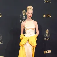 Tampilan Anya Taylor-Joy menyegarkan karpet merah dengan gaun kuning dari rumah mode ternama Dior Haute Couture. (Foto: Dior)