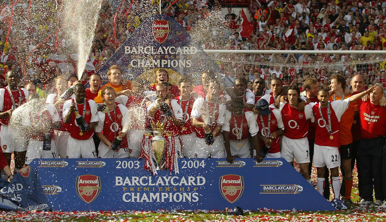 Arsenal juara Liga Inggris 2003/2004 tanpa terkalahkan. Arsenal mampu menjuarai Liga Inggris untuk ketiga kalinya di era Premier League pada musim 2003/2004, sekaligus gelar terakhir mereka hingga kini. The Gunners mampu menjuarai musim tersebut tanpa sekalipun menderita kekalahan, 26 kali menang dan 12 kali imbang dari 38 laga dengan meraih total 90 poin. (AFP/Jim Watson)