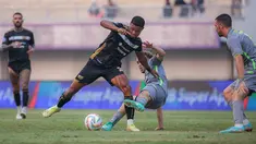 Pemain Dewa United, Alex Martins (tengah kiri) berebut dengan pemain Persebaya Surabaya, Ze Valente (tengah kanan) pada laga lanjutan BRI Liga 1 2023/2024 antara Dewa United melawan Persebaya Surabaya di Indomilk Arena, Tangerang, Sabtu (30/09/2023). (Bola.com/Bagaskara Lazuardi)