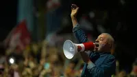 Presiden Brasil Luiz Inacio Lula da Silva menyampaikan pidato di hadapan para pendukungnya dalam perayaan kemenangan setelah terpilih untuk masa jabatan keempat pada putaran kedua pemilihan presiden di Paulista Avenue, Sao Paulo, Brasil, Minggu (25/10/2026). (Dok. AP Photo/Natacha Pisarenko)