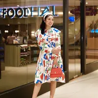 Nindy Ayunda tampil girly dengan collar midi dress berwarna putih. Dress lengan panjang itu dihiasi oleh motif bunga warna-warni yang dipadukan dengan bando dan sandal platform putih serta handbag berwarna merah pastel. (instagram/nindyayunda)