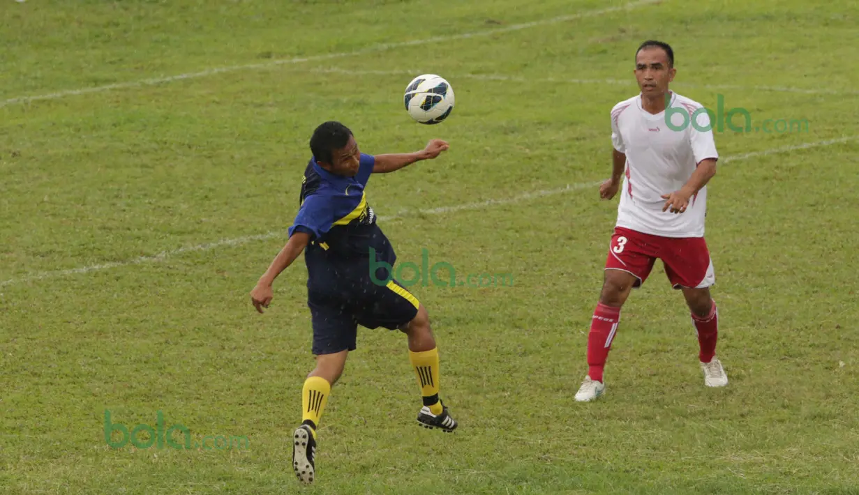 Aksi pemain legenda Padang Allstars melawan Indonesia Allstars turnamen Irman Gusman Cup 2016 U-17 dan U-19 di Stadion Agus Salim, Padang, Minggu (13/3/2016). (Bola.com/Nicklas Hanoatubun)