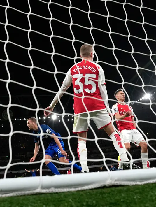 Sedangkan, Arsenal meski terus mengurung pertahanan lawannya gagal membalas satu gol pun. (AP Photo/Alastair Grant)