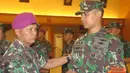 Citizen6, Surabaya: Ucapan selamat dari Wadan Kobangdikal kepada salah satu prajurit Kobangdikal pada Upacara prosesi kenaikan pangkat (Kenkat) di Gedung Moeljadi, Kesatrian Bumimoro, Kobangdikal, Surabaya. (Pengirim: Penkobangdikal). 