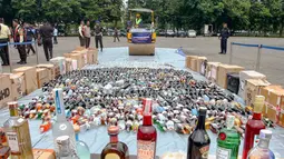 Barang ilegal tersebut hasil penindakan di bidang kepabeanan dan cukai sepanjang 2025. Tampak dalam foto, petugas melakukan pemusnahan barang ilegal hasil penindakan di bidang kepabeanan dan cukai di ICE BSD City, Tangerang, Rabu (12/11/2025). (merdeka.com/Arie Basuki)