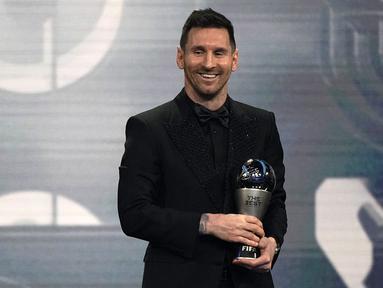 Pemain Argentina, Lionel Messi mendapatkan penghargaan Pemain Putra Terbaik FIFA 2022 pada acara yang berlangsung di Paris, Prancis, Selasa (28/02/2023) WIB. Ini merupakan penghargaan Individunya yang ke-18 bagi pemain Paris Saint-Germain tersebut. Messi tercatat pernah memenangkan sebanyak tujuh trofi Ballon d'Or awards, dua gelar Pemain Putra Terbaik FIFA, Pemain Terbaik Dunia FIFA Tahun 2022, enam Sepatu Emas Eropa, dan dua Bola Emas Piala Dunia FIFA. (AP Photo/Michel Euler)