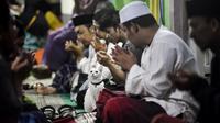 Malam hari pun di tempat salah satu korban lainnya, Ahmad Fajar Khoiron yang juga menjadi korban tewas dalam Tragedi Kanjuruhan dilakukan Tahlilan dengan membaca Surat Yasin untuk mendoakan almarhum. (AP/Dicky Bisinglasi)
