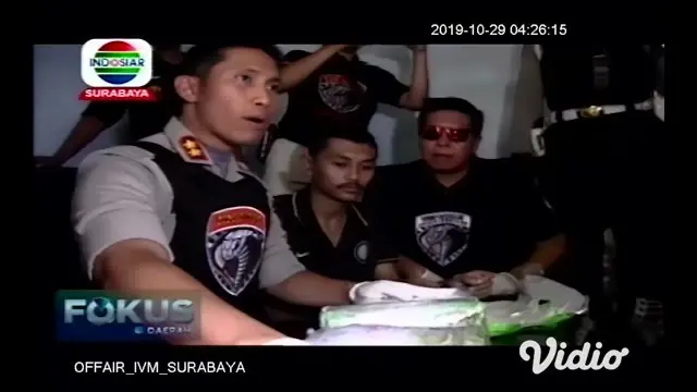 Tim Satreskoba Polres Lumajang Jawa Timur menggagalkan pengiriman narkoba jenis sabu-sabu oleh salah satu kurir jaringan Sokobana, Madura. Dari tangan tersangka, polisi menyita sabu-sabu seberat 5 kg yang terbungkus tas koper dan disembunyikan dalam ...