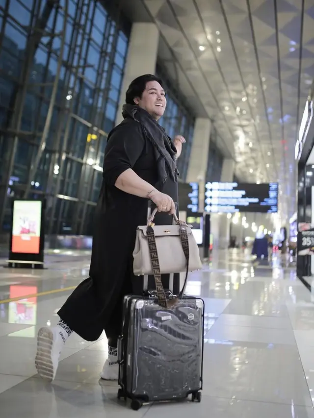 Potret Ivan Gunawan saat Liburan di Eropa, Stylish Bak Model