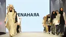 Sejumlah model memperagakan busana rancangan Jenahara pada ajang Indonesia Fashion Week 2015 di JCC Senayan, Jakarta, Kamis (28/2/2015). (Liputan6.com/Panji Diksana)