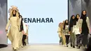 Sejumlah model memperagakan busana rancangan Jenahara pada ajang Indonesia Fashion Week 2015 di JCC Senayan, Jakarta, Kamis (28/2/2015). (Liputan6.com/Panji Diksana)