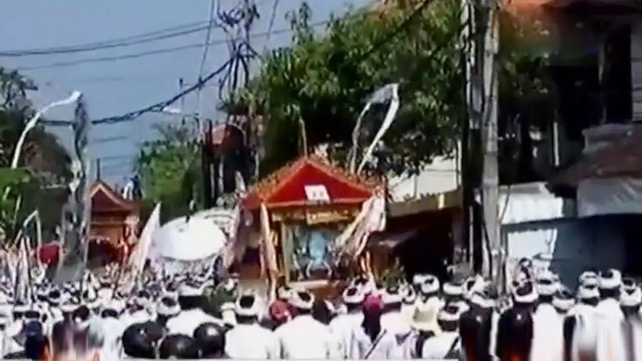 Upacara Melasti Jelang Nyepi 