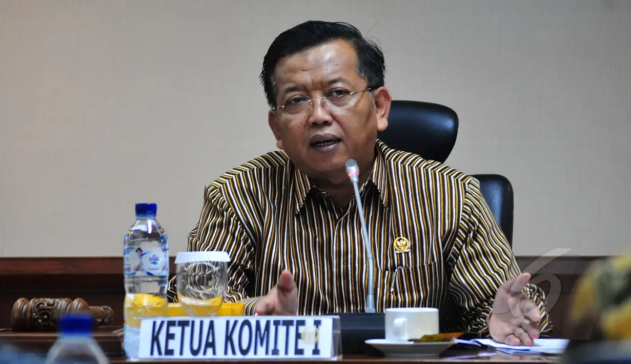 Ketua Komite I DPD RI Akhmad Muqowam mengikuti rapat dengan Kementerian Agraria dan Tata Ruang di Komplek Parlemen Senayan, Jakarta, Rabu (15/4/2015). Rapat tersebut membahas tentang Undang-undang pertanahan. (Liputan6.com/Yoppy Renato)
