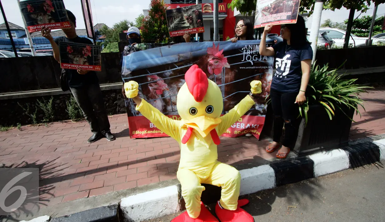 Pemerhati satwa dari Animal Friends Jogja (AFJ) menginginkan setiap hewan ternak tidak dimasukkan ke dalam kandang baterai saat beraksi di depan McDonald's Yogyakarta pada Hari Hewan Ternak Sedunia, Yogya, Minggu (2/10). (Liputan6.com/Boy Harjanto)