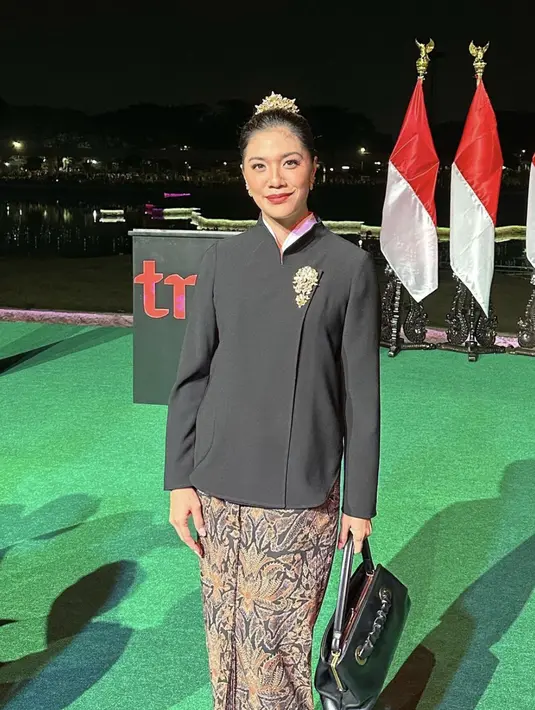 Franka Makarim tampil menawan dalam balutan kebaya Janggan. Ia memadukannya dengan hiasan rambut bergaya etnik. [Foto: Instagram/ Franka Makarim]