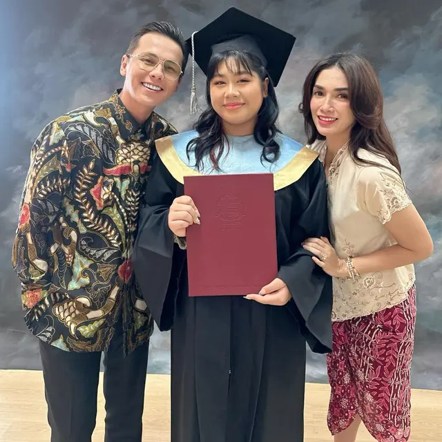Ussy Sulistiawaty bangga Amel lulus SMA dan diterima di FKH IPB (Foto: Instagram ussypratama)