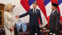 Sebelum pertemuan empat mata, Presiden Prancis Emmanuel Macron menyempatkan memperkenalkan istrinya Brigitte Macron kepada Presiden Prabowo Subianto. (Ludovic MARIN/AFP)