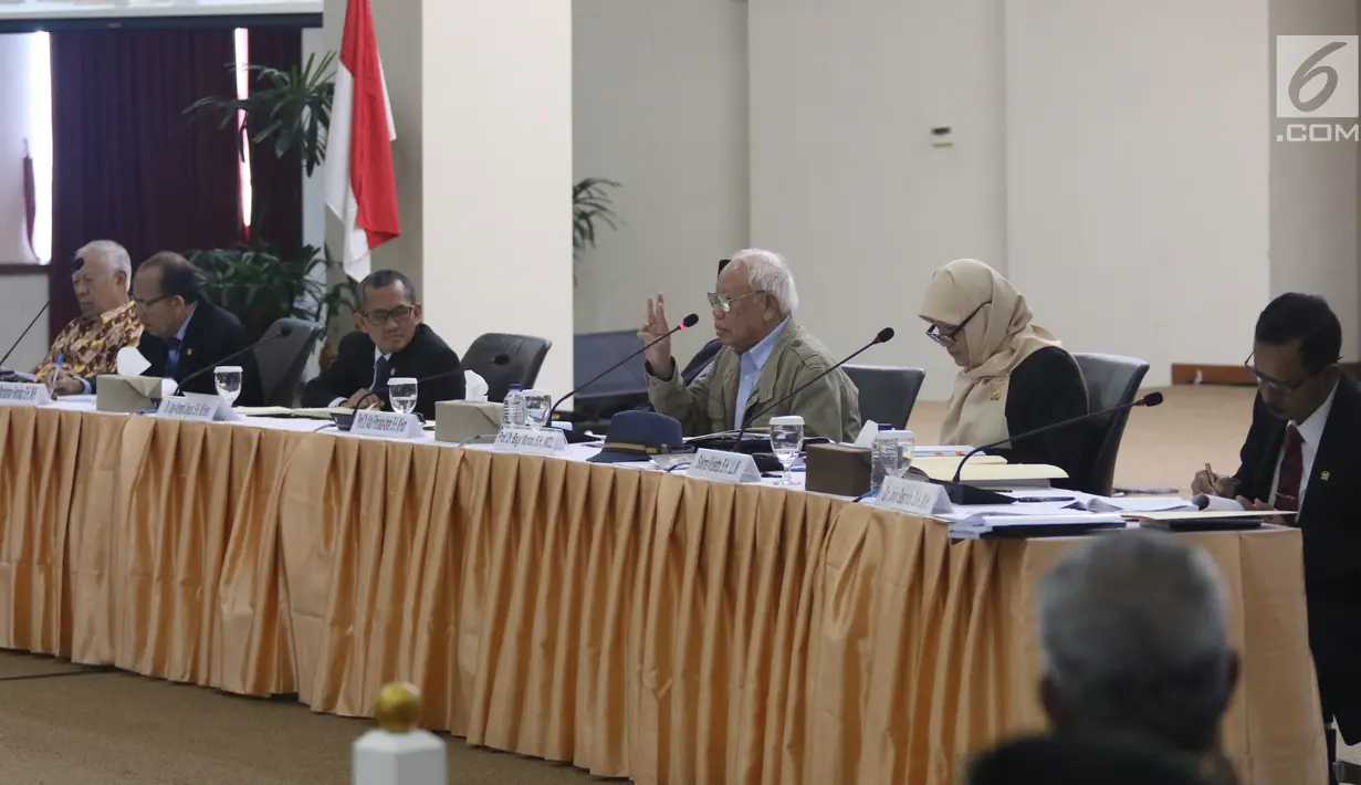 Tim penyeleksi mewawancarai calon hakim agung di Auditorium Gedung Komisi Yudisial, Jakarta, Kamis (3/1). Seleksi calon hakim agung ini dilakukan oleh anggota KY dan panel ahli. (Liputan6.com/Angga Yuniar)