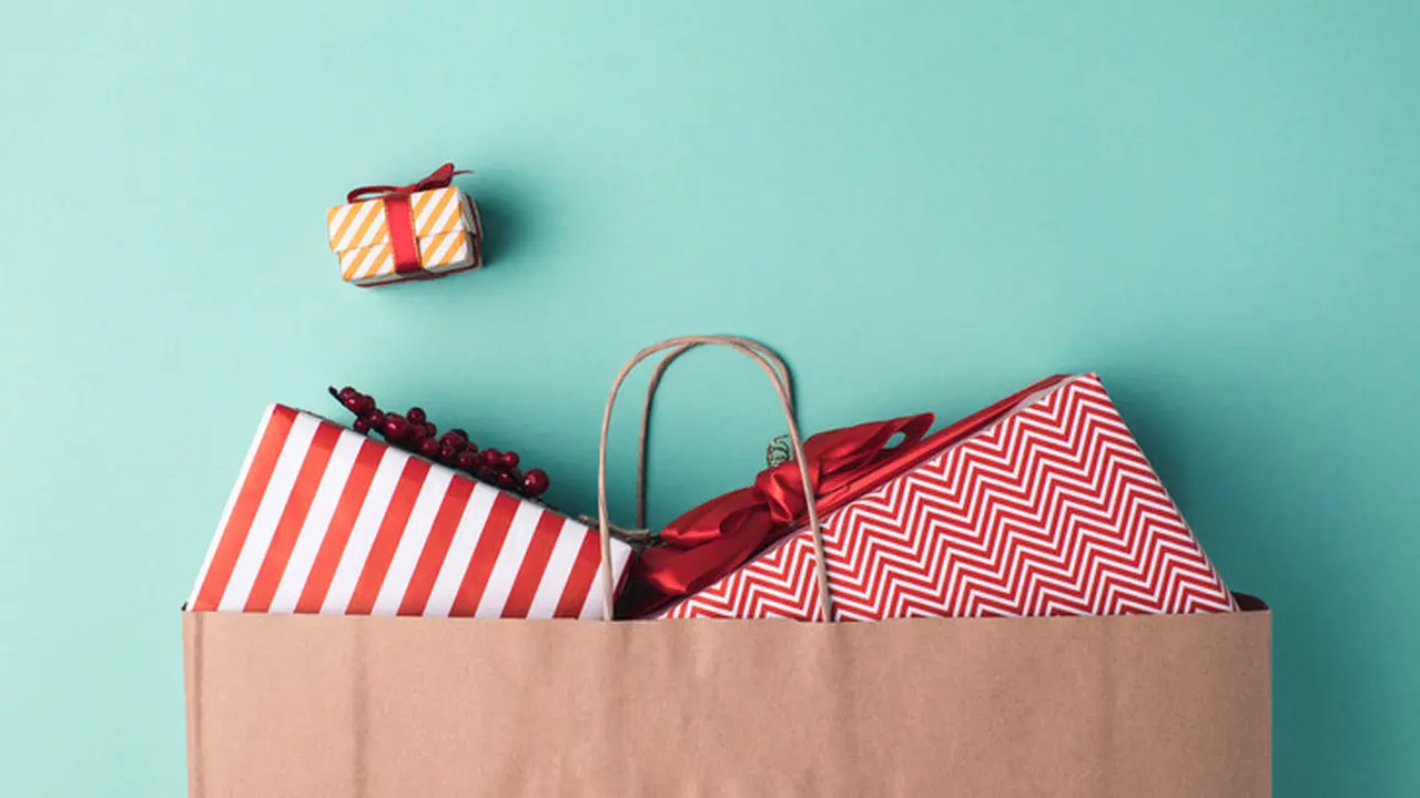 cara membungkus kado (sumber: istockphoto)