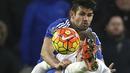 Pemain Chelsea, Diego Costa (kiri) menghalau bola dari sundulan pemain Everton, Ross Barkley Pada lanjutan liga Premier Inggris di Stadion Stamford Bridge, Sabtu (16/1/2016). (AFP Photo/Justin Tallis)
