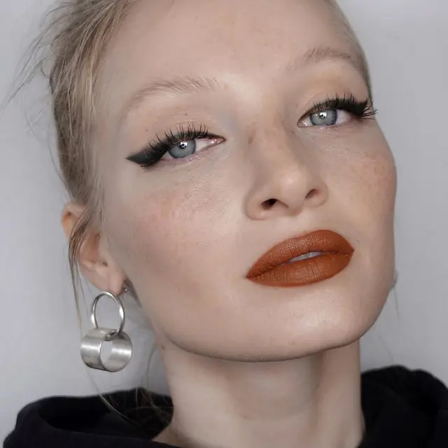 Ilustrasi makeup - eyeliner