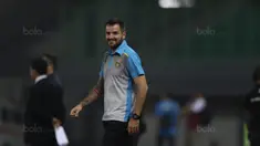 Pelatih Bhayangkara, Simon McMenemy saat melawan Persib Bandung. Bhayangkara saat ini berada pada peringkat pertama klasemen dengan  memiliki 56 poin. (Bola.com/Nicklas Hanoatubun)
