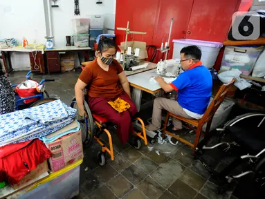 Penyandang disabilitas menyelesaikan pekerjaan menjahit di Wisma Yayasan Cheshire Indonesia di Cilandak, Jakarta Selatan, Jumat (14/4/0223). (merdeka.com/Arie Basuki)