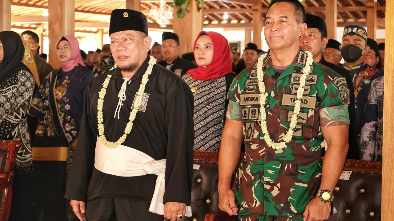 La Nyalla dan Panglima TNI Jenderal Andika saat acara 1 abad PSHT di Madiun. (Istimewa)