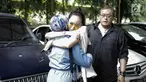 Cinta Ratu memeluk ibunya sebelumnya menjalani sidang cerai perdana di Pengadilan Agama Jakarta Selatan, Senin (12/3). Cinta Ratu menjalani sidang cerai perdananya dengan gitaris grup musik Geisha, Roby. (Liputan6.com/Faizal Fanani)