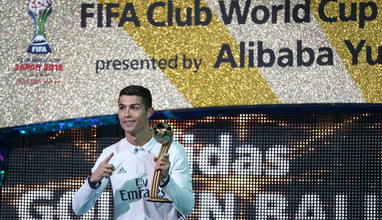 Ronaldo meraih penghargaan Golden Ball usai menjuarai trofi Piala Dunia Antarklub bersama Real Madrid di Yokohama International stadium, Yokohama, Jepang, (18/12/2016). (AFP/Behrouz Mehri)