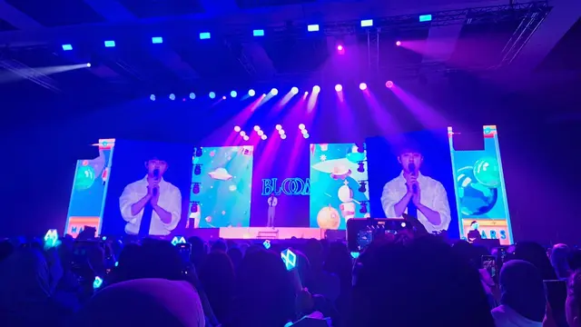 Ribuan penggemar yang memenuhi The Kasablanka Hall langsung memberikan sambutan hangat--termasuk dengan melambaikan lightstick EXO.