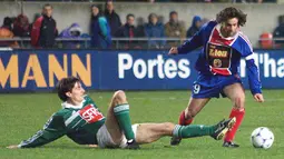 Marco Simone. Eks striker yang kini berusia 52 tahun dan membesut tim Ligue 2, Chateauroux ini selama 2 musim memperkuat PSG yaitu musim 1997/1998 dan 1998/1999. Total ia tampil dalam 78 laga dengan mencetak 32 gol. Ia pensiun sebagai pemain pada 2005. (Foto: AFP/Pascal Pavani)