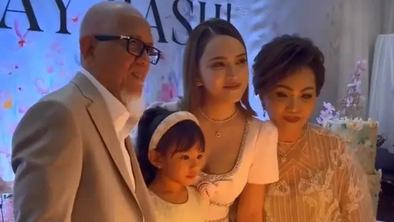 Cantik dan Memesona, Potret Perayaan Ultah Shandy Aulia, Kompak Berpakaian Serba Putih dengan Putrinya