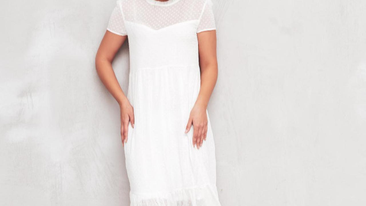 Ilustrasi Wanita Memakai Midi Dress