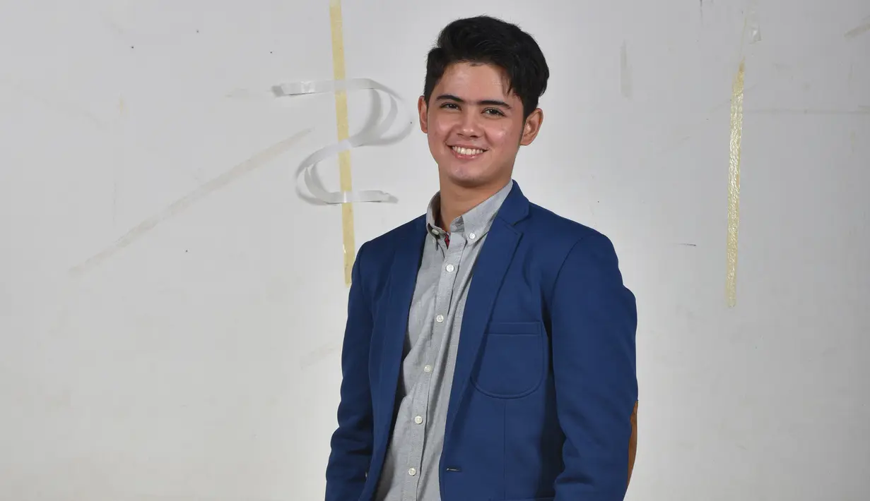 Kisah cinta Yani dan Doel bagaikan kisah cinta Romeo dan Juliet. Yang susah untuk dipisahkan. Namun, apa mau dikata, lantaran ayah Yani yang tak menyetujui dan berusaha menjauhkan putrinya dengan Doel. (dok. Sinemart)