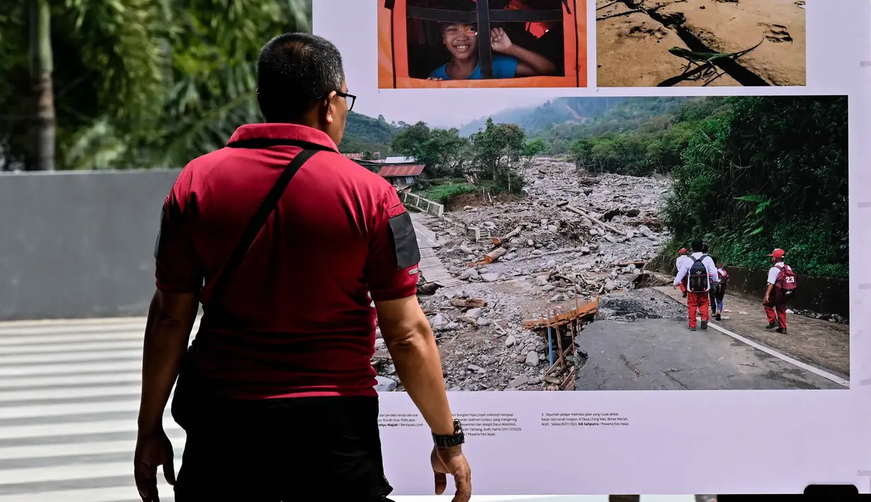 Pengunjung melihat karya pameran foto jurnalistik Prahara Pulau Emas di Museum Tsunami Aceh, Banda Aceh, Aceh, Sabtu, 8 Agustus 2026. (AFP/ Chaideer Mahyuddin)