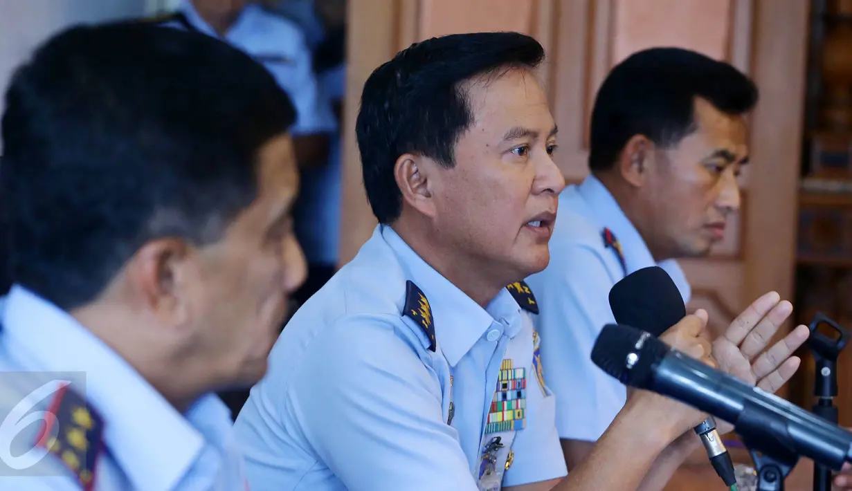 Wakasau Marsekal Madya TNI Hadiyan Sumintaatmadja menggelar konferensi pers di Lanud Halim Perdanakusuma, Jakarta, Minggu (18/12). Dijelaskan Hadiyan, pesawat Hercules C-130 HS yang jatuh di Wamena itu terbang dalam misi latihan (Liputan6.com/Johan Tallo)