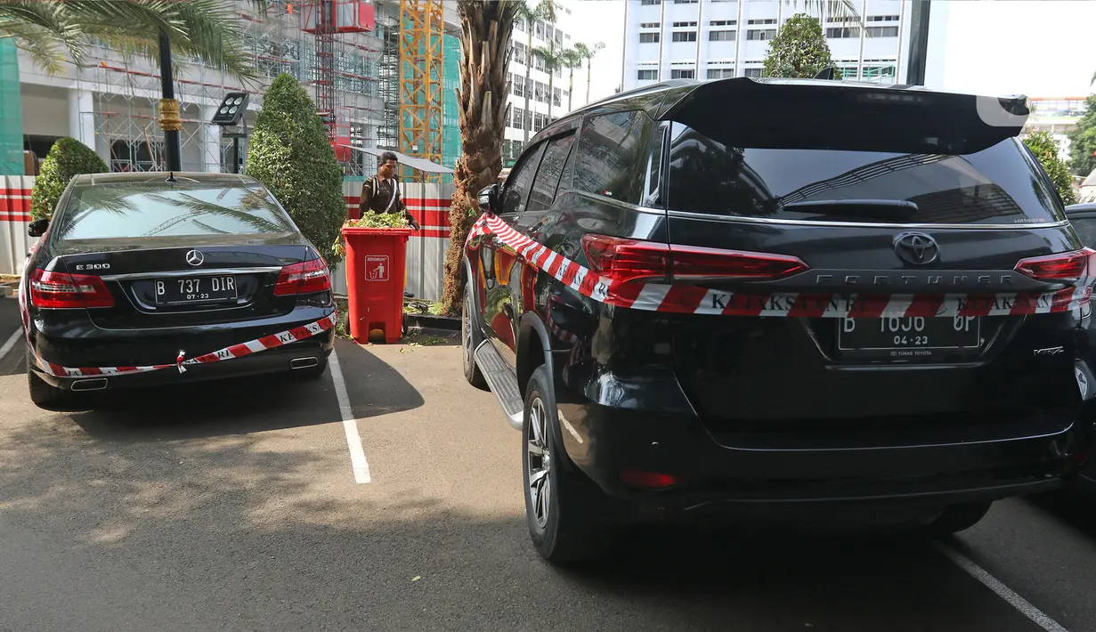 Sejumlah mobil mewah milik tersangka Jiwasraya terparkir di Kejaksaan Agung, Jakarta, Kamis (16/1/2020). Penyidik Kejagung menyita sejumlah kendaraan dari tersangka kasus dugaan korupsi Jiwasraya berupa enam mobil berbagai merk dan satu motor Harley Davidson. (Liputan6.com/Herman Zakharia)