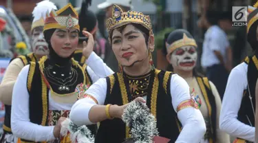 Peserta mengenakan kostum saat mengikuti karnval budaya untuk memeriahkan HUT ke-19 kota Depok di Sepanjang Jalan Margonda, Depok, Sabtu (28/4). Acara tersebut rangkaian dari perayaan hari jadi Kota Depok ke-19. (Merdeka.com/Imam Buhori)