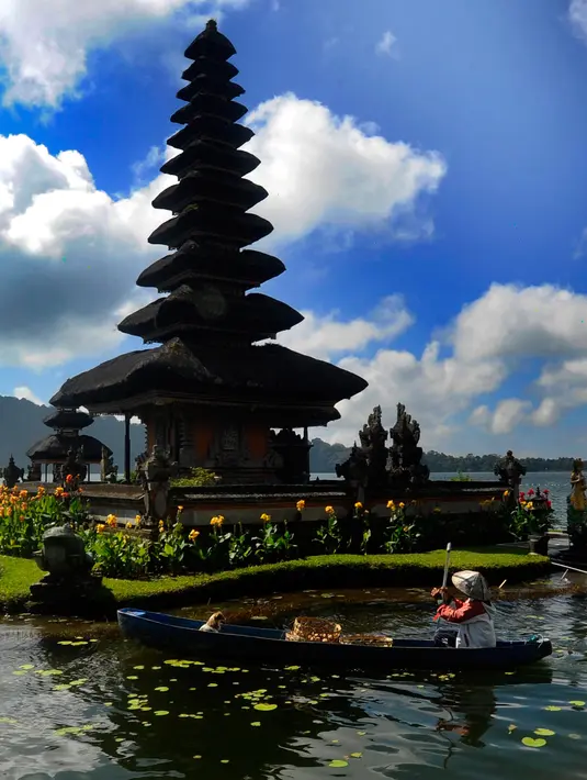 <p>Warga yang naik perahu melintas dekat Pura Ulun Danu Beratan di Kecamatan Baturiti, Tabanan, Bali, Senin (24/04/2023). Sejumlah objek wisata di Pulau Dewata diserbu wisatawan domestik asal kota-kota besar di Pulau Jawa saat momen libur Idul Fitri 1444 Hijriah. (merdeka.com/Arie Basuki)</p>