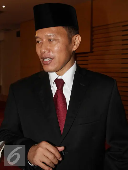 Direktur Penyidikan KPK yang baru Kombes Pol Aris Budiman seusai acara pelantikan di gedung KPK, Jakarta, Rabu (16/9). Aris Budiman sebelumnya menjabat sebagai Wakil Direktur Tindak Pidana Korupsi Bareskrim Mabes Polri. (Liputan6.com/Helmi Afandi)