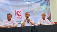 Potret dr. Henry hidayatullah, M.Si, dr. Sabrini Abdul Murad, dan Ir. Faried Thalib dalam konferensi pers MER-C di Jakarta, 10 Oktober 2023.